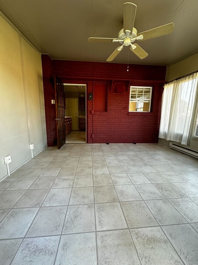 Building Photo - Spacious 2 Bedroom Home with Sunroom and P...