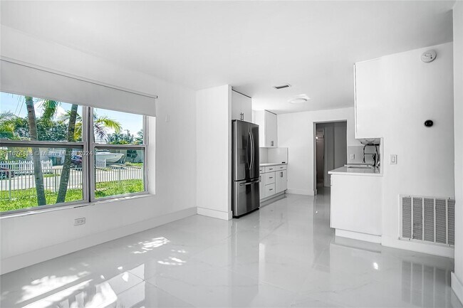 Building Photo - 3901 SW 59th Ter