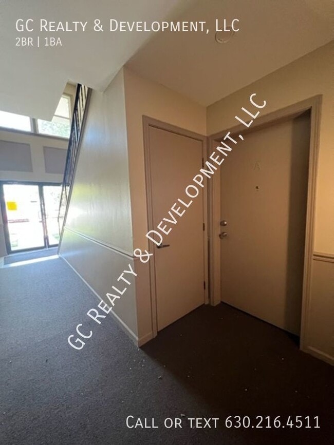 Building Photo - ***1ST FLOOR UNIT / 2 BDRM / 1 BATH / STOR...