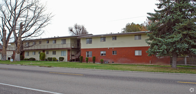 Building Photo - Royal Manor Apartments