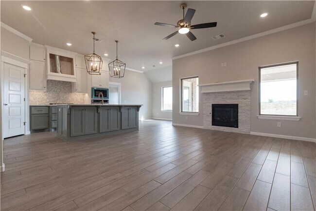 Building Photo - Luxury 4 Bedroom 3 Bathroom Home with bonus room & storm shelter in Deer Creek Schools- Neighborh...