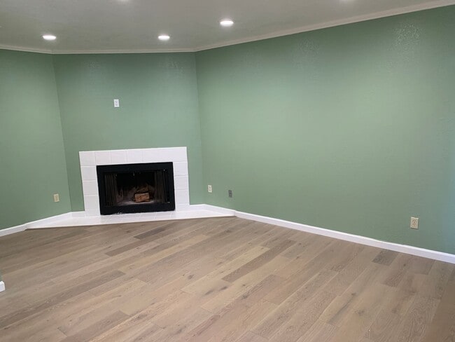 Building Photo - Darling condo in a great community with amenities