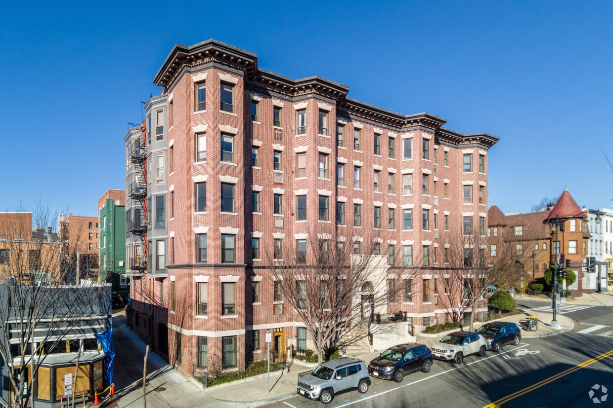 Foto principal - 2038 18th St NW