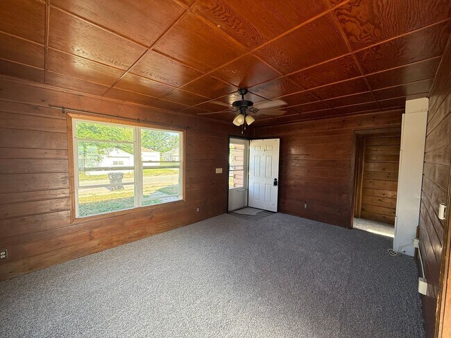 Foto del edificio - Two Bedroom, One Bathroom Home! Located Cl...