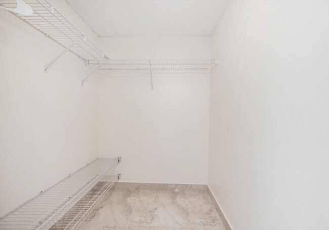 Building Photo - 1100 Crestwood Ct S
