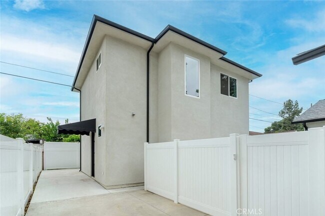 Foto del edificio - 9035 Rathburn Ave