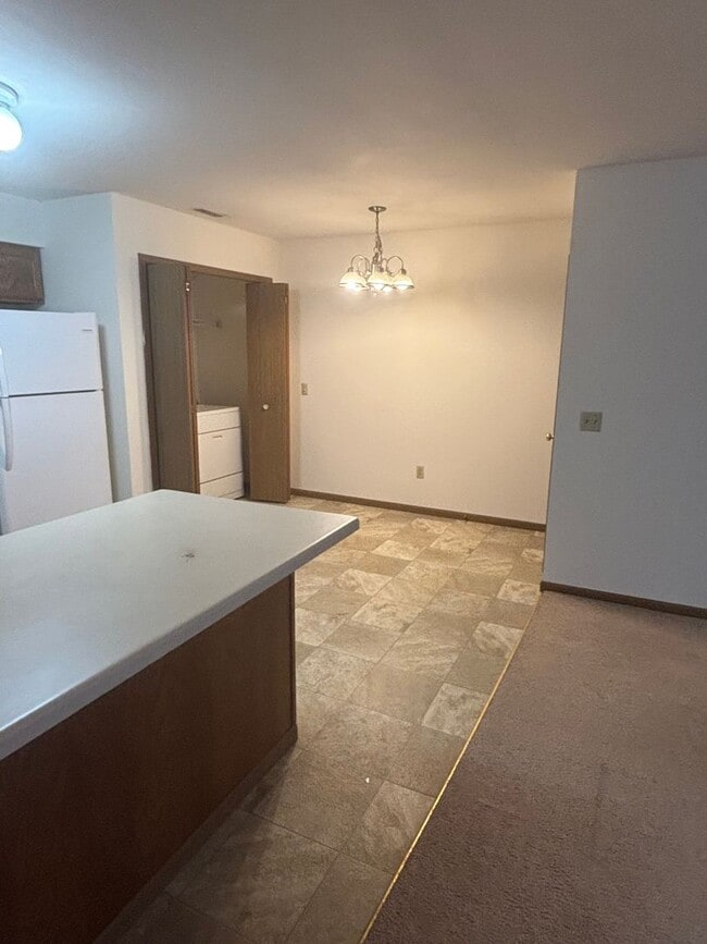 Building Photo - 325 Prairie Ave