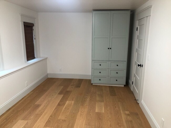 Building Photo - Gorgeous Remodel**2 Beds/2 Baths**Hardwood...