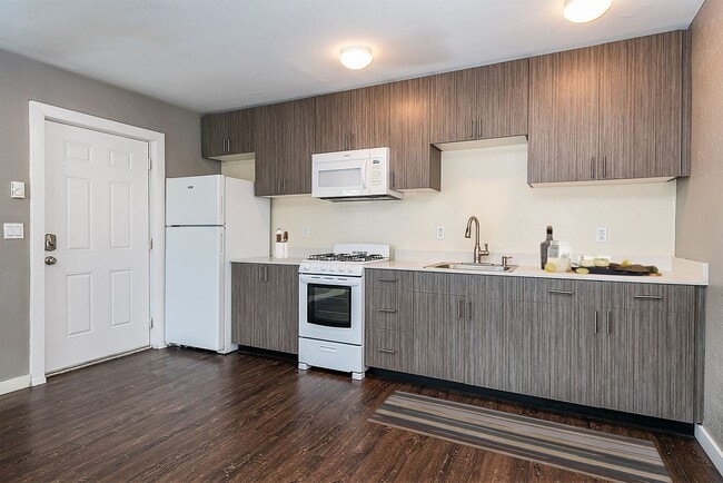 Building Photo - Charming Newly Updated Spacious 1 Bed! Secure Building