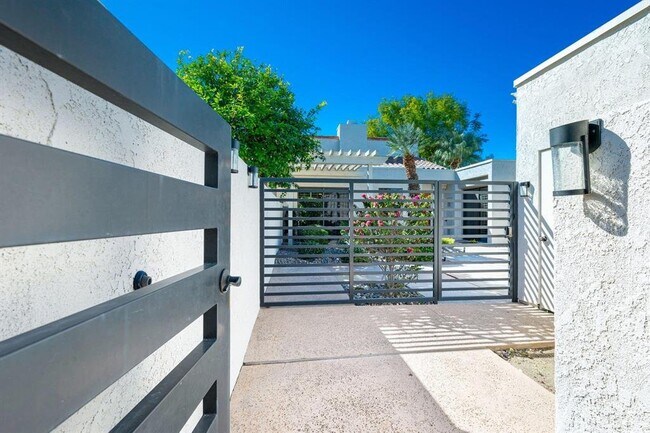 Foto del edificio - 717 Inverness Dr