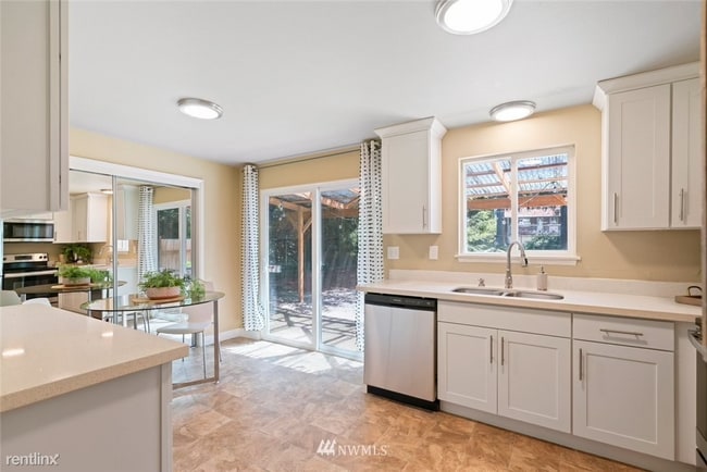 Building Photo - 3 br, 1 bath Duplex - 9914 112th Street So...
