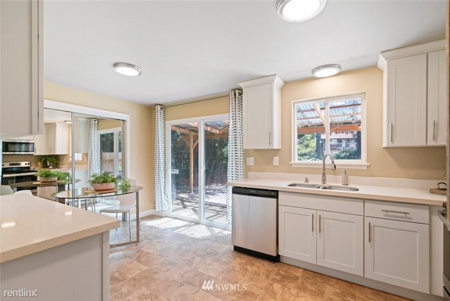 Foto del edificio - 3 br, 1 bath Duplex - 9914 112th Street So...