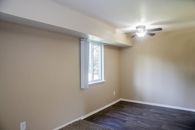 Building Photo - Six Trails Apartments - Saline, MI