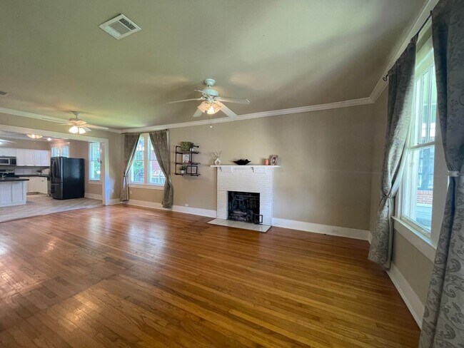 Building Photo - House: Garden District