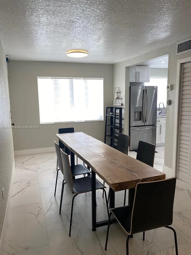 Dining area - 1580 West Ave