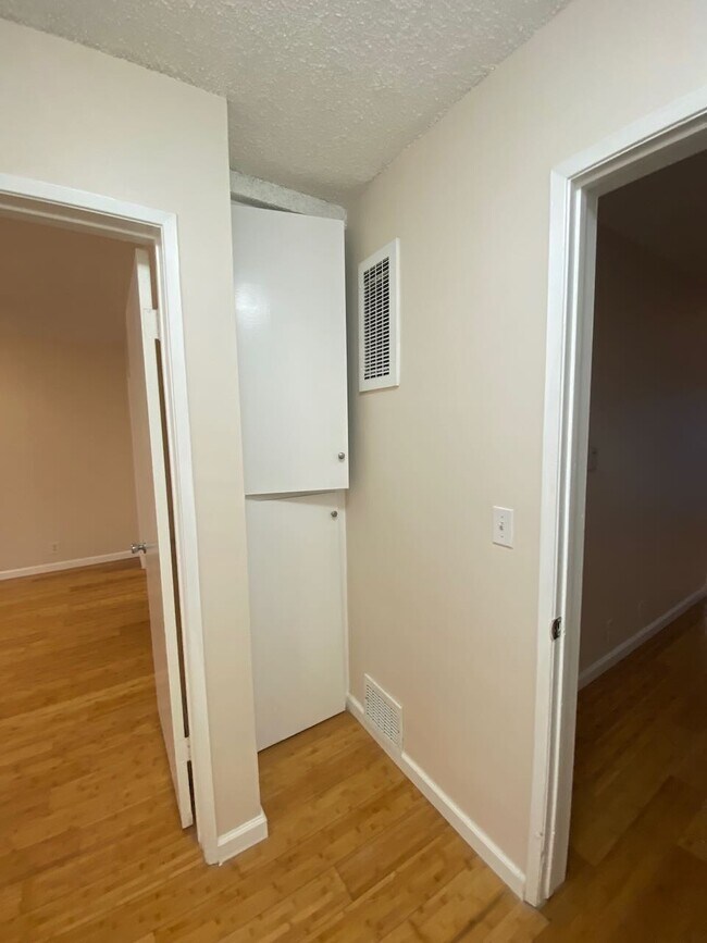 Building Photo - 1317 S Bundy Dr