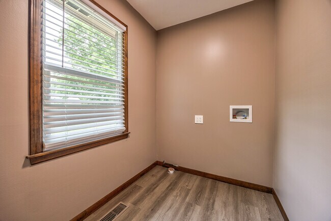 Foto del edificio - 7000 Mill Creek Rd