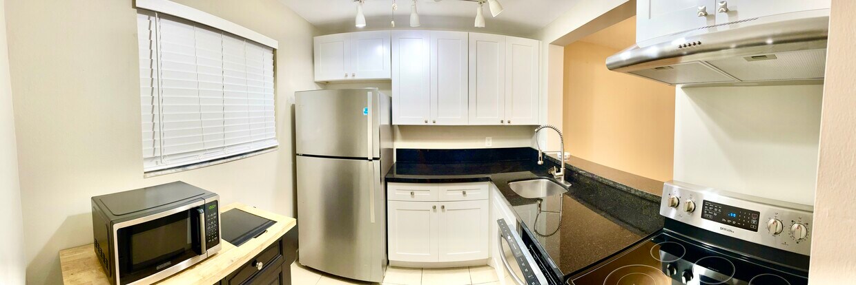 Kitchen (click to see full image) - 5220 Las Verdes Cir