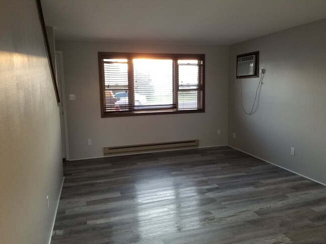Building Photo - Townhouse located within walking distance ...