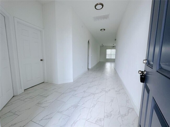 Foto del edificio - 725 Dennis Ave