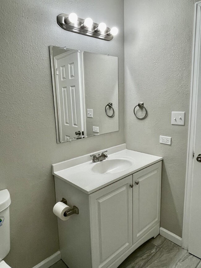 Foto del edificio - Charming 2-Bedroom Basement Unit with Priv...
