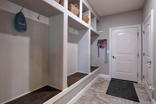 Building Photo - 1666 Moccasin Trail