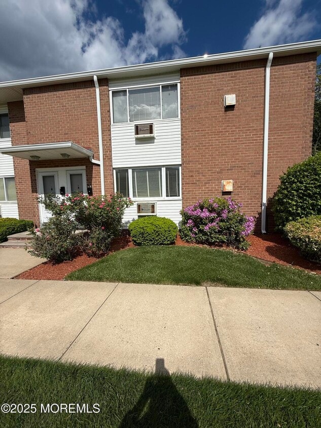 Primary Photo - 35 Sternberger Ave