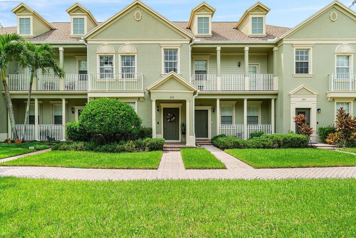 Foto principal - 212 W Thatch Palm Cir