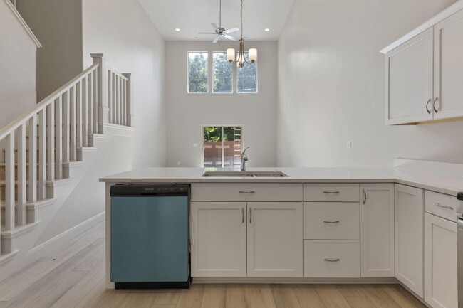 Foto del edificio - BRAND NEW HURRICANE TOWNHOME