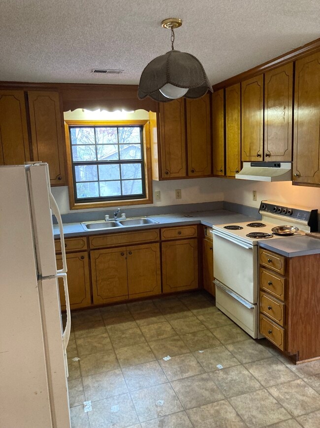 Building Photo - 211 Butterfly Dr