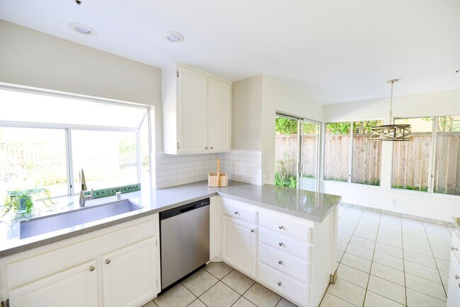 Building Photo - Charming 3 Bedroom, 2.5 Bath Home in Marbl...
