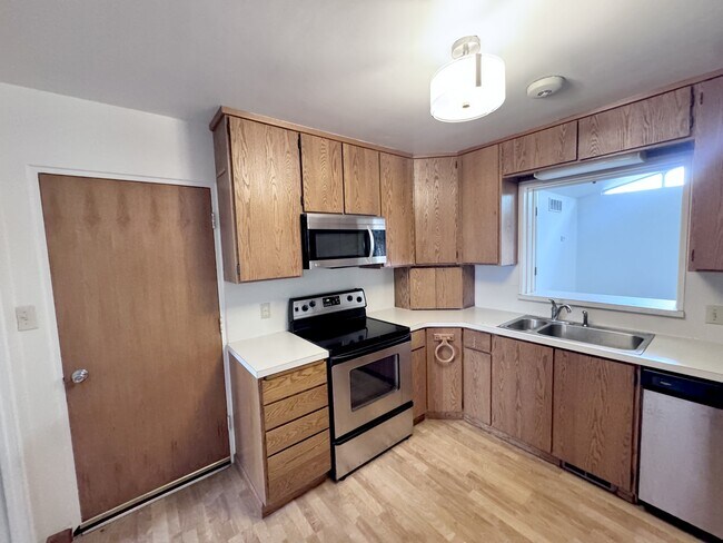 Building Photo - 501 E Sumac Ave