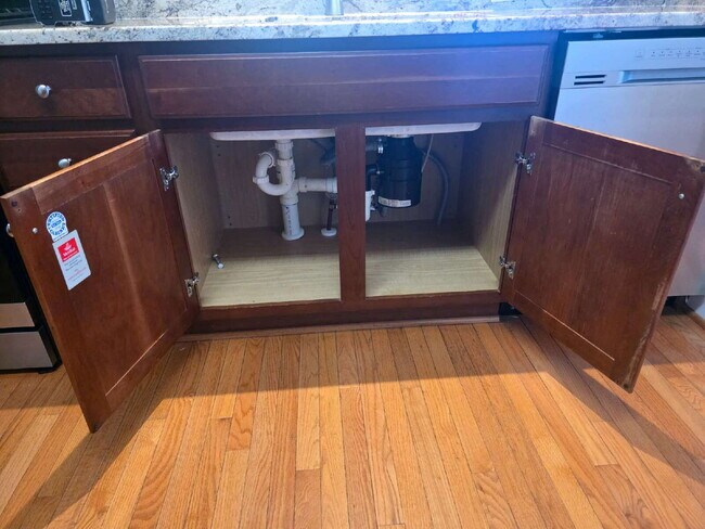 Foto del edificio - Spacious 4-Bedroom Home for Rent in Kings ...