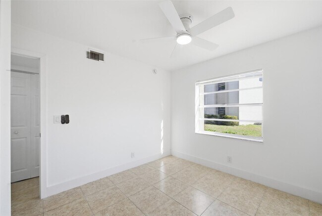 Building Photo - 3228 Coral Ridge Dr