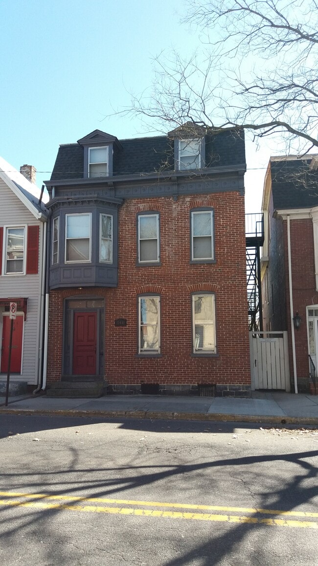 Building Photo - 148 Chambersburg St