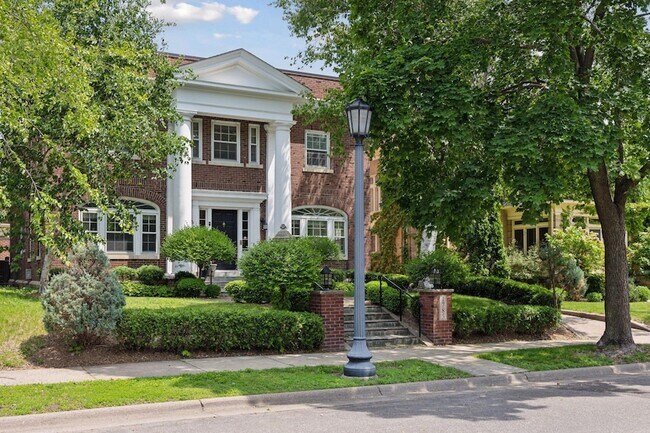 Foto del edificio - 1785 Dupont Ave S