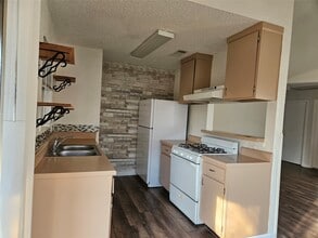 Building Photo - 10810 Parkland Woods Dr