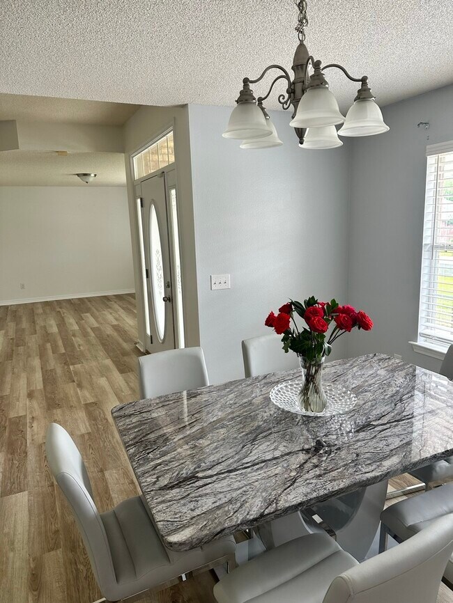 Foto del edificio - Large 4 bed / 3 bath home minutes from Nav...