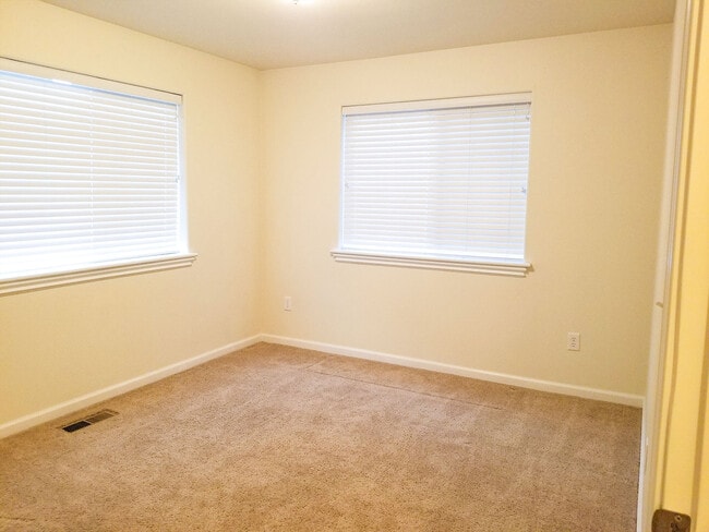 Building Photo - Clean 2 Bedroom. 2 bath apartment