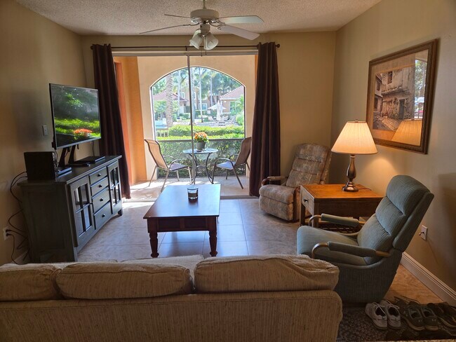 Sala de estar - 1235 Reserve Way