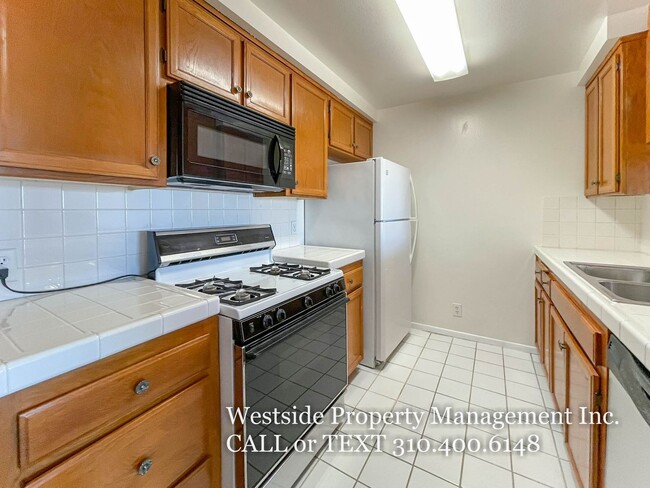 Building Photo - Mar Vista Upper 3Bd/2.5BA Multi-Level Condo