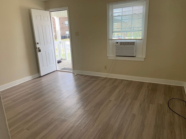 Building Photo - 1 BR Duplex Convenient to UNCG