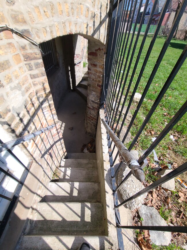 Side Garden Apt Entrance - 3412 W Fulton Blvd
