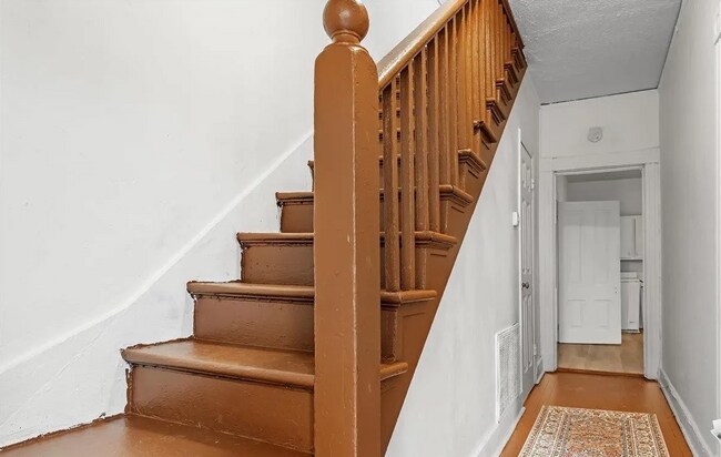 Building Photo - 1 Bedroom 1 Bath  Apartment Available to R...