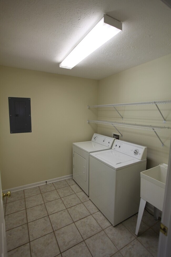 Foto del edificio - Cornerstone Condo Available Fall!