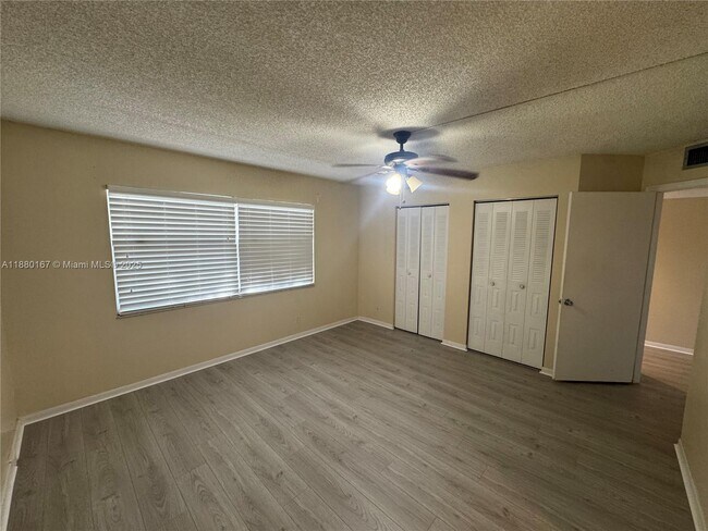 Foto del edificio - 1001 SW 128th Terrace