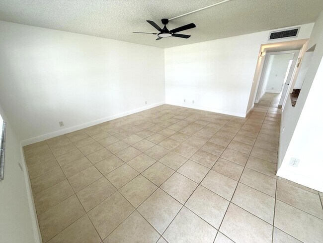 Foto del edificio - 586 Normandy Ln