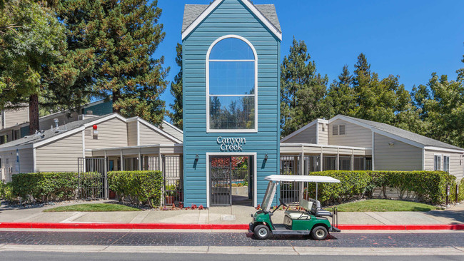 Entrada a la oficina de arrendamiento de Canyon Creek Apartments - Canyon Creek