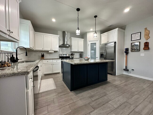 Building Photo - 1763 The Park Dr