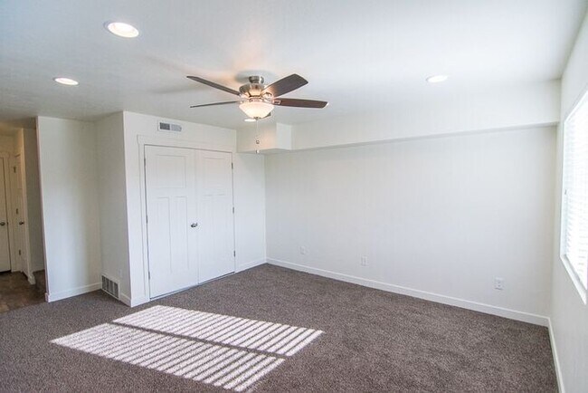 Building Photo - 682 N 130 E